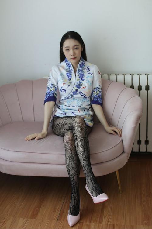 《一边亲一边摸》免费的相关介绍